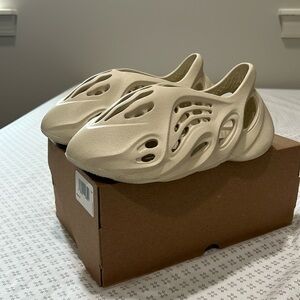 Yeezy foam runners size 5